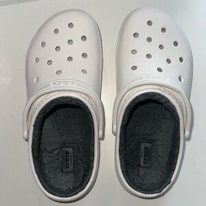 White crocs w grey fur